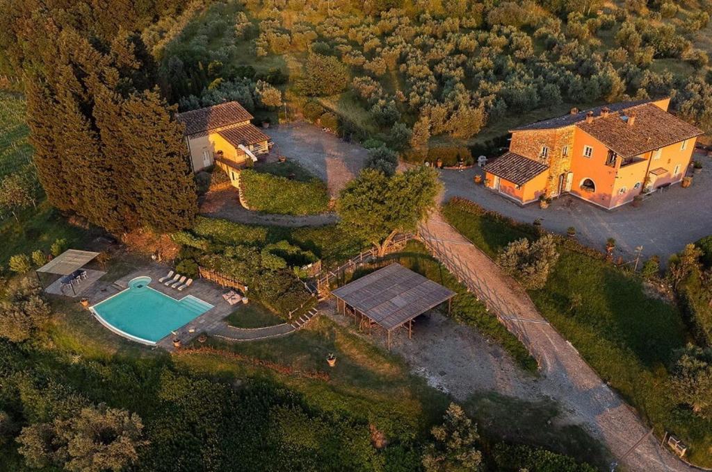 una vista aerea di una casa con piscina di Villa Sun And Sun 2 Pools a Montelupo Fiorentino