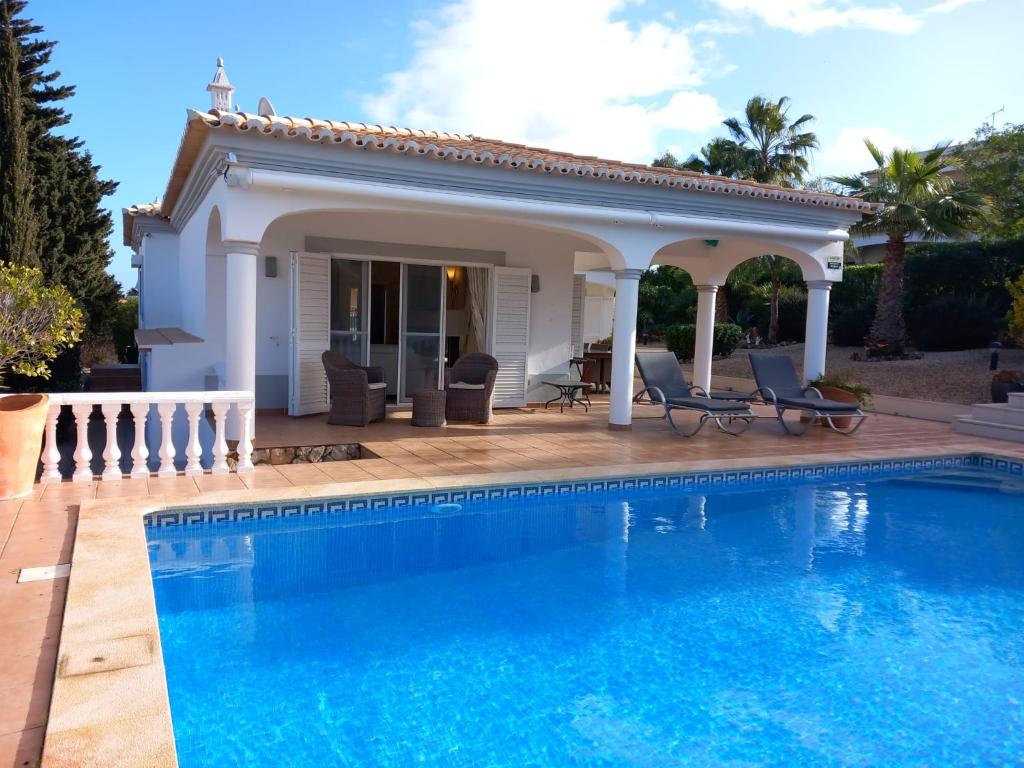 Swimmingpoolen hos eller tæt på Villa Carmara