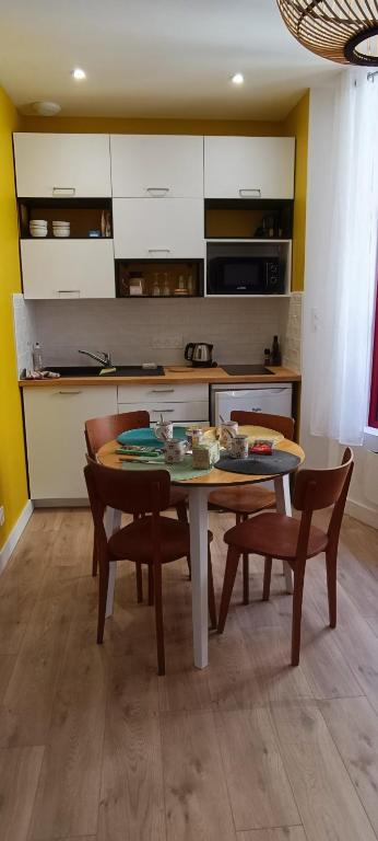 Kuchyňa alebo kuchynka v ubytovaní Appartement cosy - Ile Penotte - Sables d'Olonne - La Clé Chaumoise