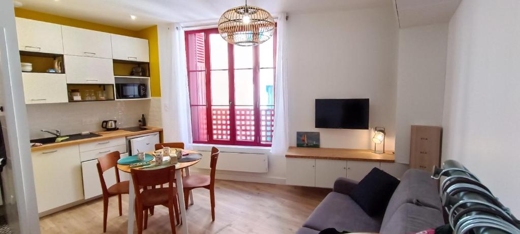 Kuchyňa alebo kuchynka v ubytovaní Appartement cosy - Ile Penotte - Sables d'Olonne - La Clé Chaumoise