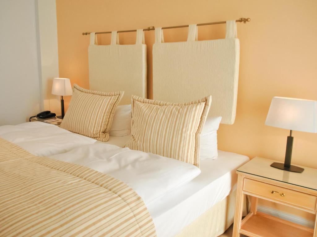 Postel nebo postele na pokoji v ubytování Strandhotel Miramar