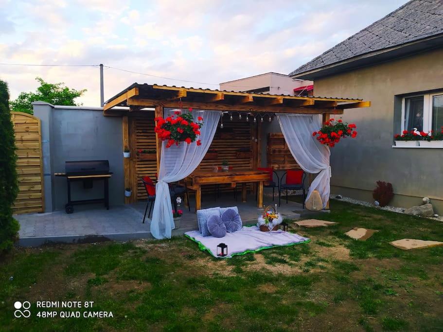 un patio trasero con cenador y mesa de picnic en Chalúpka Anit 