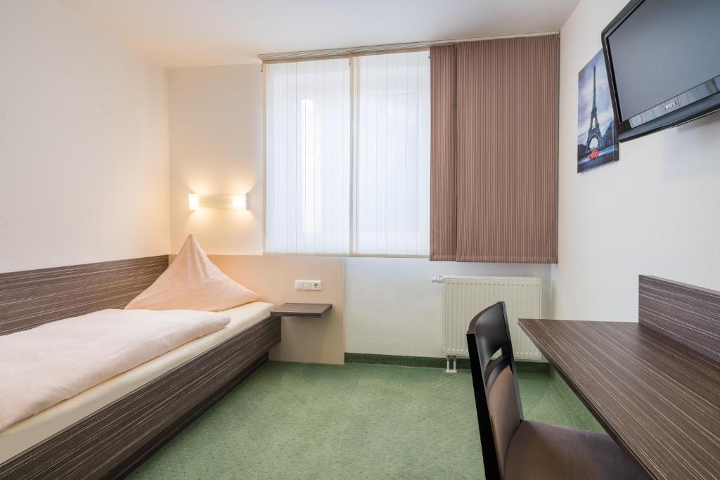 Postel nebo postele na pokoji v ubytování Hotel zur Post