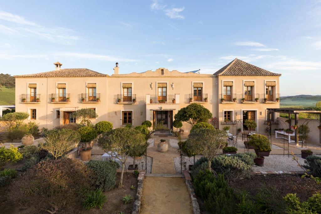 - une vue aérienne sur une grande maison avec un jardin dans l'établissement Casa La Siesta, à Vejer de la Frontera