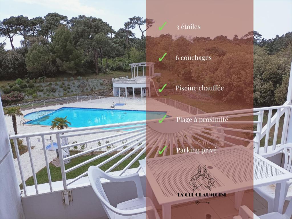 una vista dal balcone di una villa con piscina di Superbe appartement avec piscine chauffée et parking privé - La Clé Chaumoise a La Rudelière