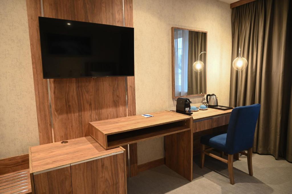 A television and/or entertainment centre at Hotel Foldana