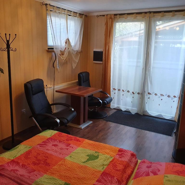 sypialnia z łóżkiem, stołem i krzesłami w obiekcie Zimmervermietung Fuchs, w Dreźnie
