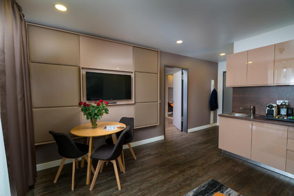 Kuchyň nebo kuchyňský kout v ubytování Hotel Kreis Residenz München