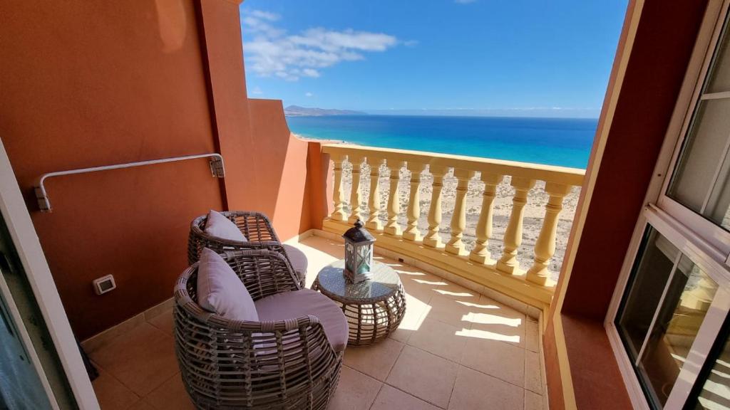 コスタ・カルマにあるCasa Playa Sotaventoの海の景色を望むバルコニー(椅子付)