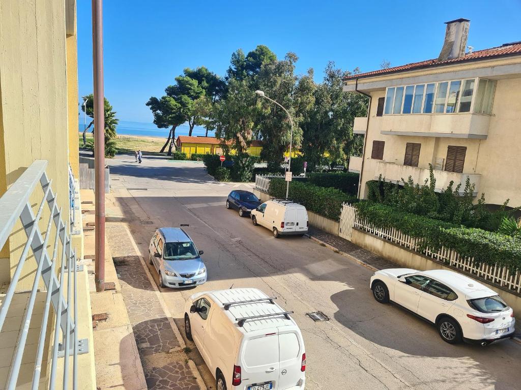 un grupo de coches estacionados en una calle al lado de un edificio en Il posto dell'anima, en Vasto