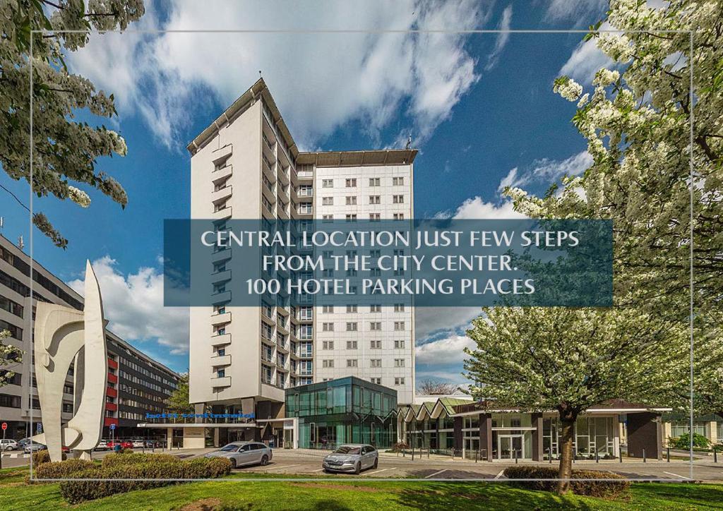 budynek z znakiem, który czyta centralną lokalizację zaledwie kilka kroków od centrum miasta w obiekcie Hotel Continental w mieście Brno
