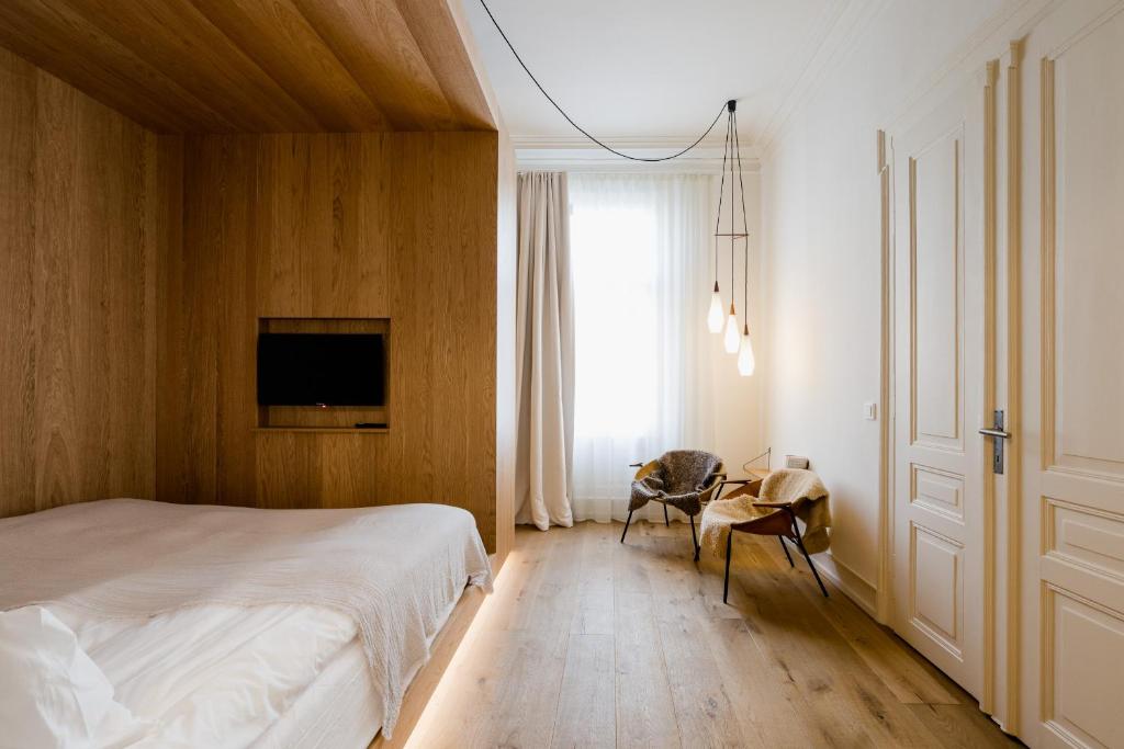 a bedroom with a bed and a tv on a wall at Das Edith in Stuttgart