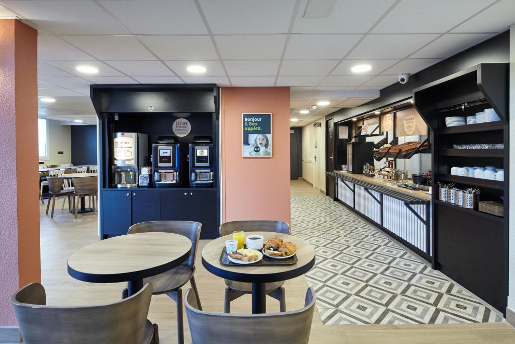 Restaurace v ubytování B&B HOTEL Paris Nord Gonesse Parc des Expos