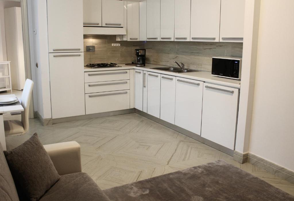 Apartment Trevi Fountain & Spanish Steps tesisinde mutfak veya mini mutfak