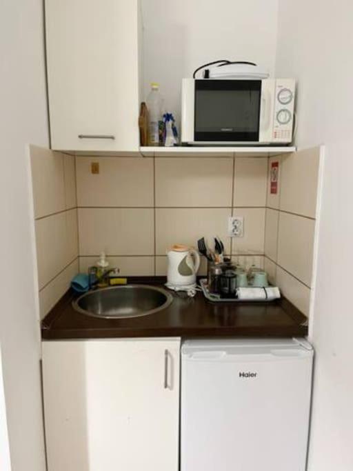 Kuchyňa alebo kuchynka v ubytovaní A14 Parliament Sunflower Cozy Apartment