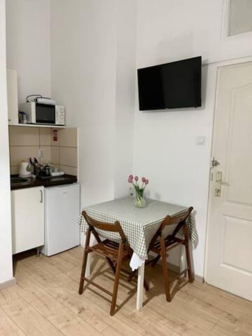 Kuchyňa alebo kuchynka v ubytovaní A14 Parliament Sunflower Cozy Apartment