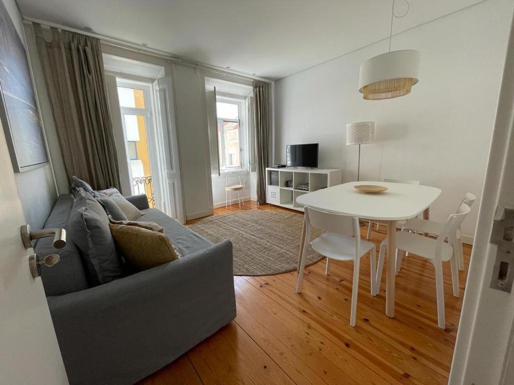 sala de estar con sofá y mesa en LX Factory Apartment 1 en Lisboa