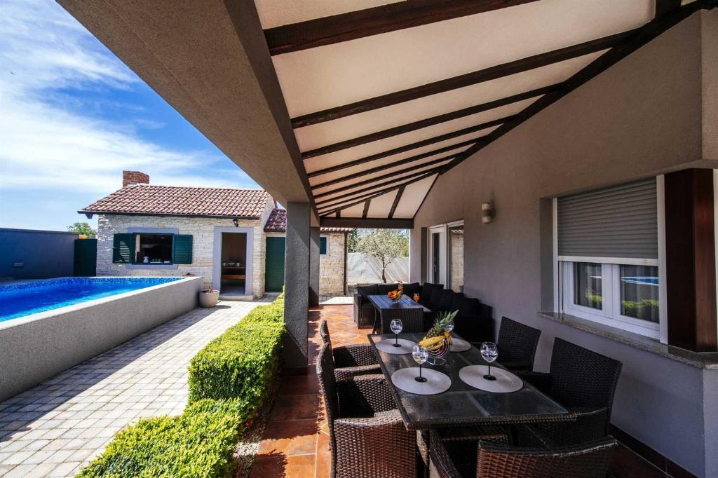 Bazén v ubytovaní Villa Enna with heated pool, Zadar alebo v jeho blízkosti