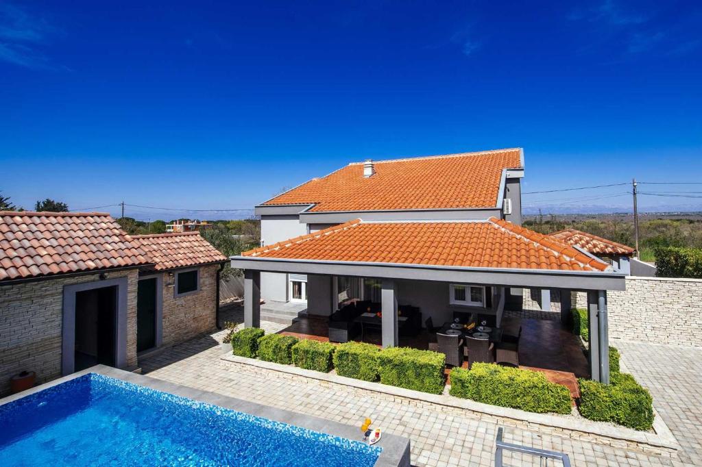 Bazén v ubytovaní Villa Enna with heated pool, Zadar alebo v jeho blízkosti