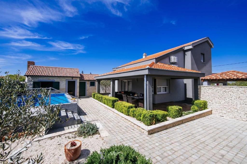 Bazén v ubytovaní Villa Enna with heated pool, Zadar alebo v jeho blízkosti