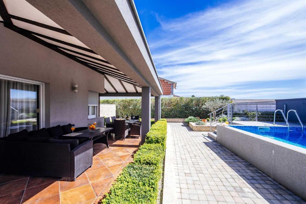 Bazén v ubytovaní Villa Enna with heated pool, Zadar alebo v jeho blízkosti