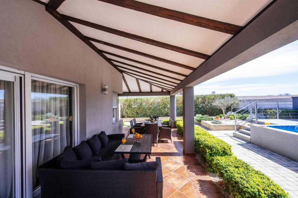 Bazén v ubytovaní Villa Enna with heated pool, Zadar alebo v jeho blízkosti