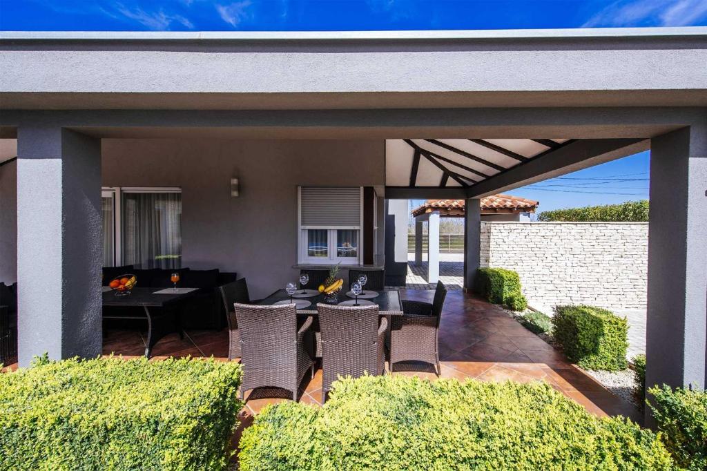 Vonkajšia záhrada v ubytovaní Villa Enna with heated pool, Zadar