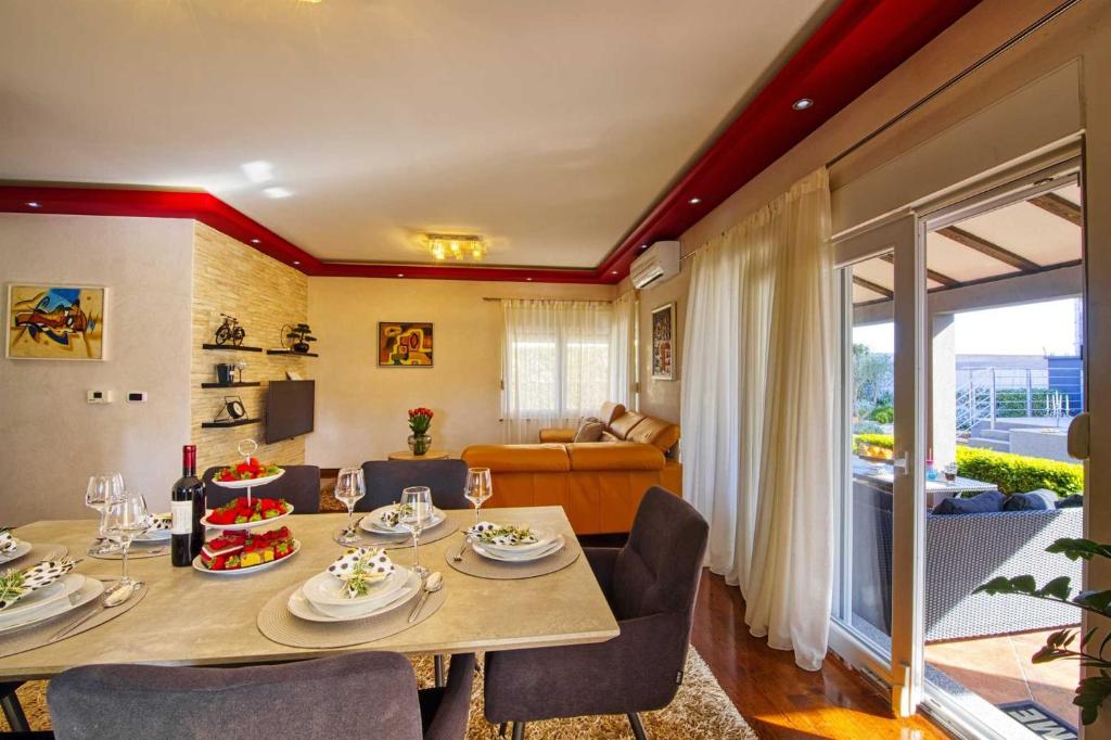 Fotografia z galérie ubytovania Villa Enna with heated pool, Zadar v destinácii Crno