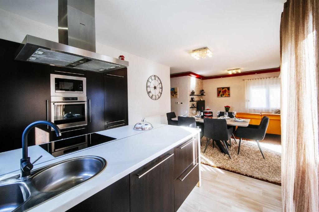 Kuchyňa alebo kuchynka v ubytovaní Villa Enna with heated pool, Zadar