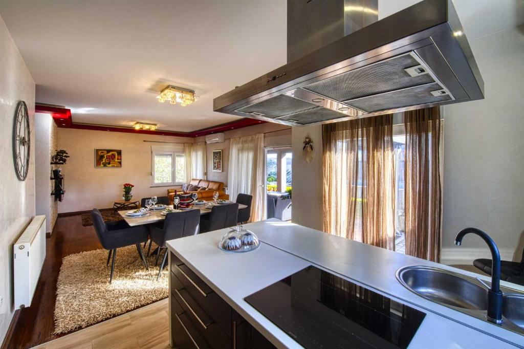 Kuchyňa alebo kuchynka v ubytovaní Villa Enna with heated pool, Zadar
