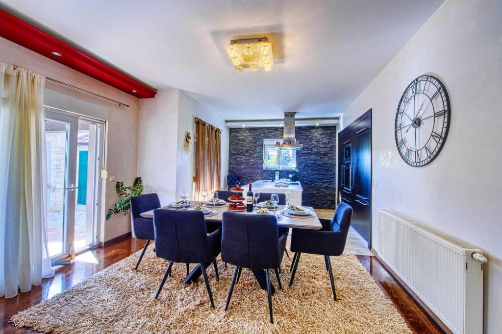 Posedenie v ubytovaní Villa Enna with heated pool, Zadar