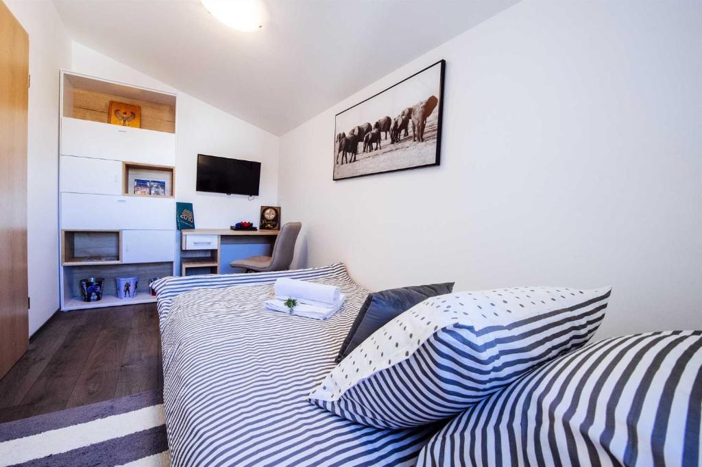 Televízia a/alebo spoločenská miestnosť v ubytovaní Villa Enna with heated pool, Zadar
