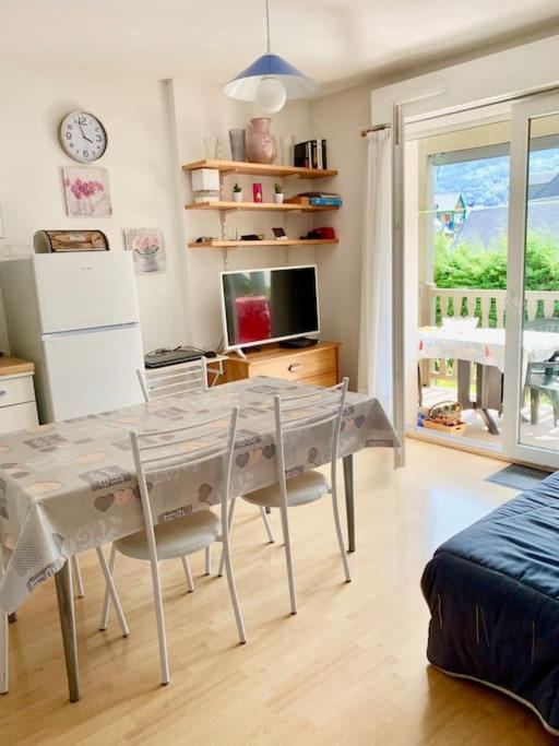 a kitchen with a table and chairs in a room at JV APPART** 5 Pers 5mn Luz 15 mn Ardiden in Luz-Saint-Sauveur
