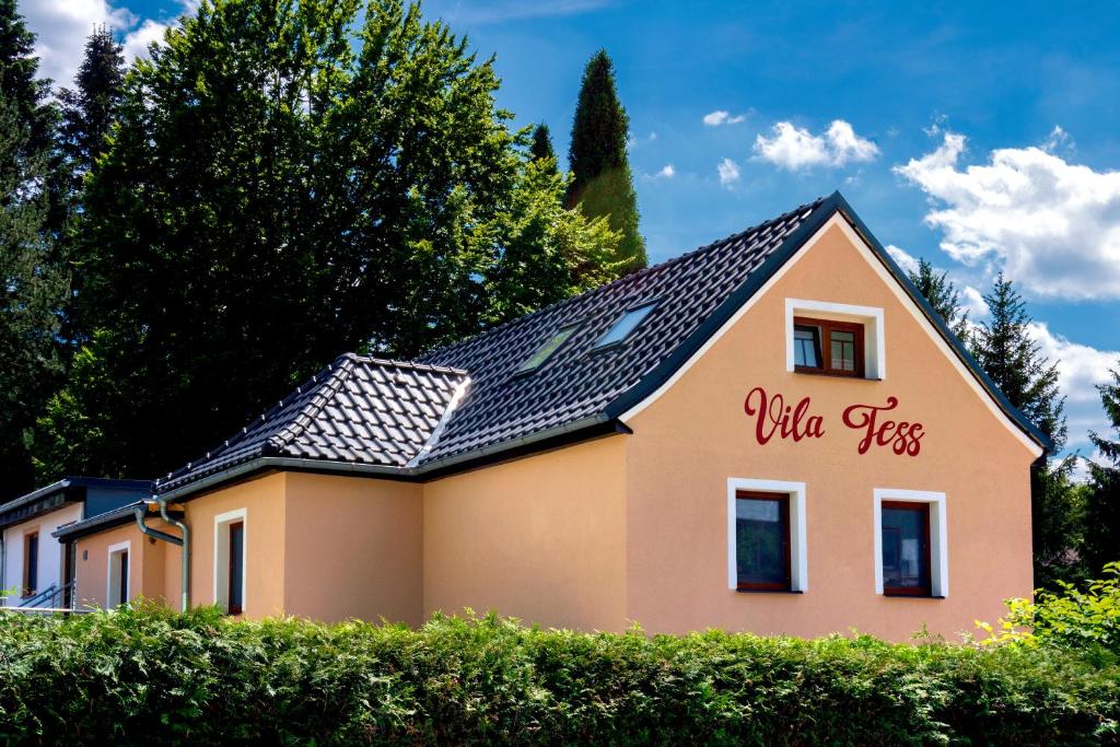 Ein Haus mit dem Namen, auf dem steht: in der Unterkunft Vila Tess in Bad Liebwerda