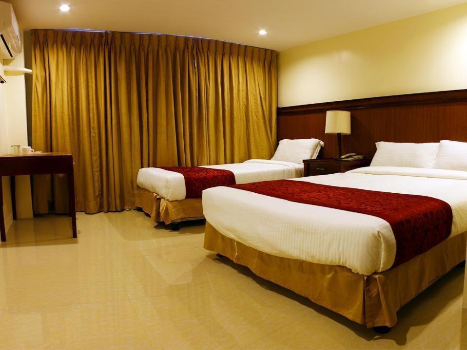 Postel nebo postele na pokoji v ubytování Chinatown Lai Lai Hotel Inc