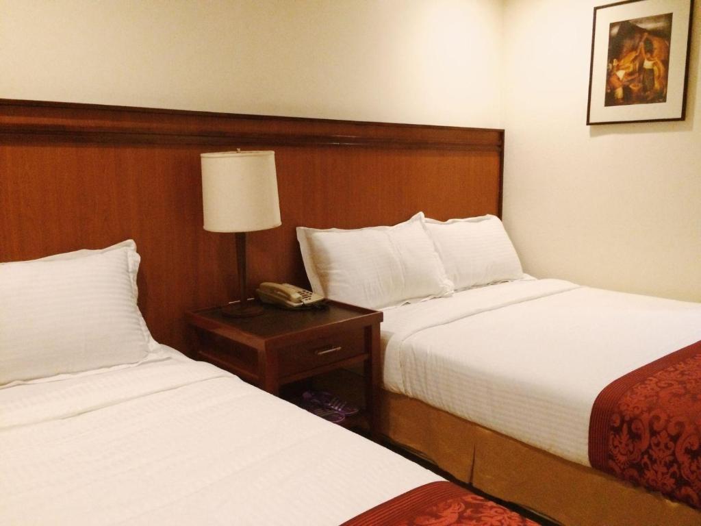 Postel nebo postele na pokoji v ubytování Chinatown Lai Lai Hotel Inc