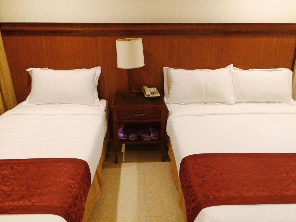 Postel nebo postele na pokoji v ubytování Chinatown Lai Lai Hotel Inc