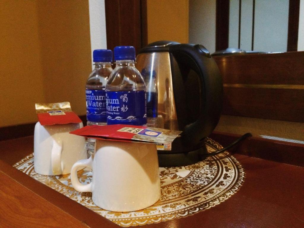Příslušenství pro přípravu čaje a kávy v ubytování Chinatown Lai Lai Hotel Inc