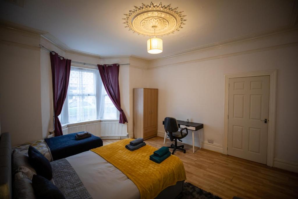 um quarto com 2 camas e uma secretária. em Sigmalife Apartment em Newcastle upon Tyne