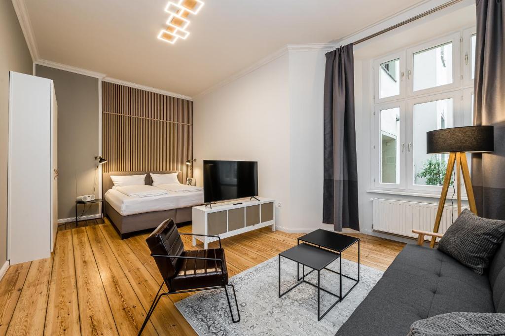 ベルリンにあるstadtRaum-berlin apartmentsのリビングルーム(ベッド1台、ソファ付)