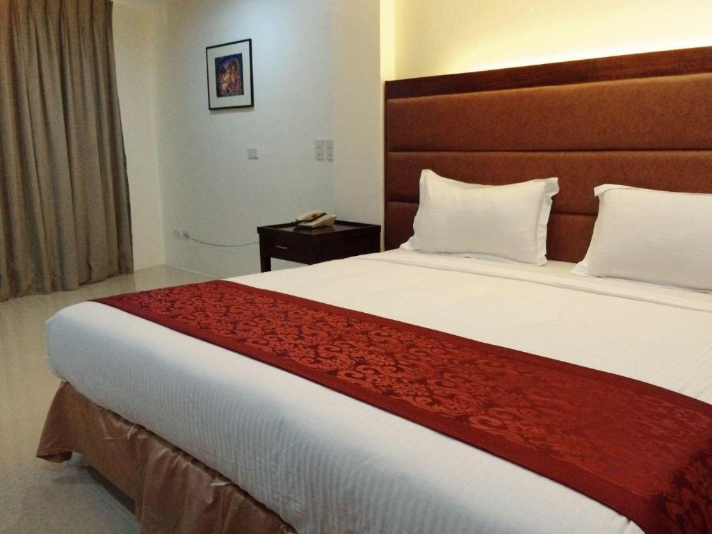 Postel nebo postele na pokoji v ubytování Chinatown Lai Lai Hotel Inc