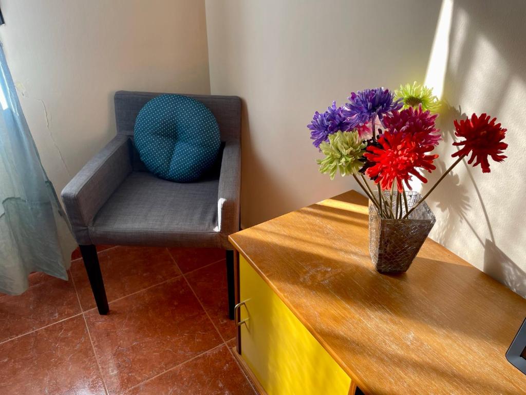 サラゴサにあるAntequera3の椅子の横のテーブルの花瓶