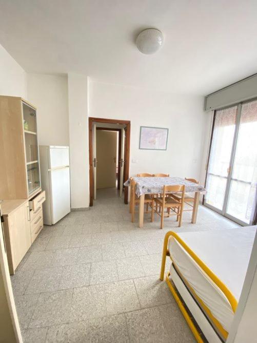 Kuchyň nebo kuchyňský kout v ubytování Complesso Mosaico NON FORNISCE PRESTAZIONI DI CARATTERE ALBERGHIERO, appartamenti arredati come da foto, Per il Check in Agenzia Ferro Viale Francesco Petrarca 391 lido Adriano Ra