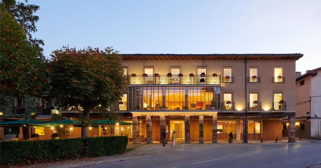 un gran edificio con balcón en una calle en Echaurren Hotel Gastronómico en Ezcaray