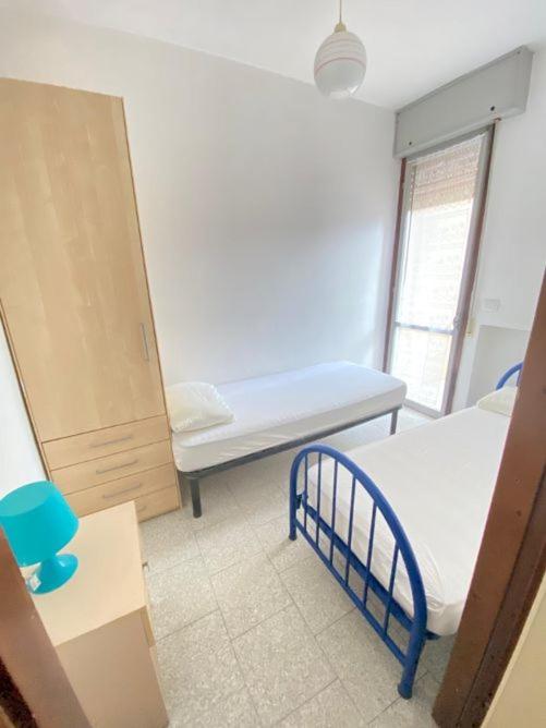 Postel nebo postele na pokoji v ubytování Complesso Mosaico NON FORNISCE PRESTAZIONI DI CARATTERE ALBERGHIERO, appartamenti arredati come da foto, Per il Check in Agenzia Ferro Viale Francesco Petrarca 391 lido Adriano Ra