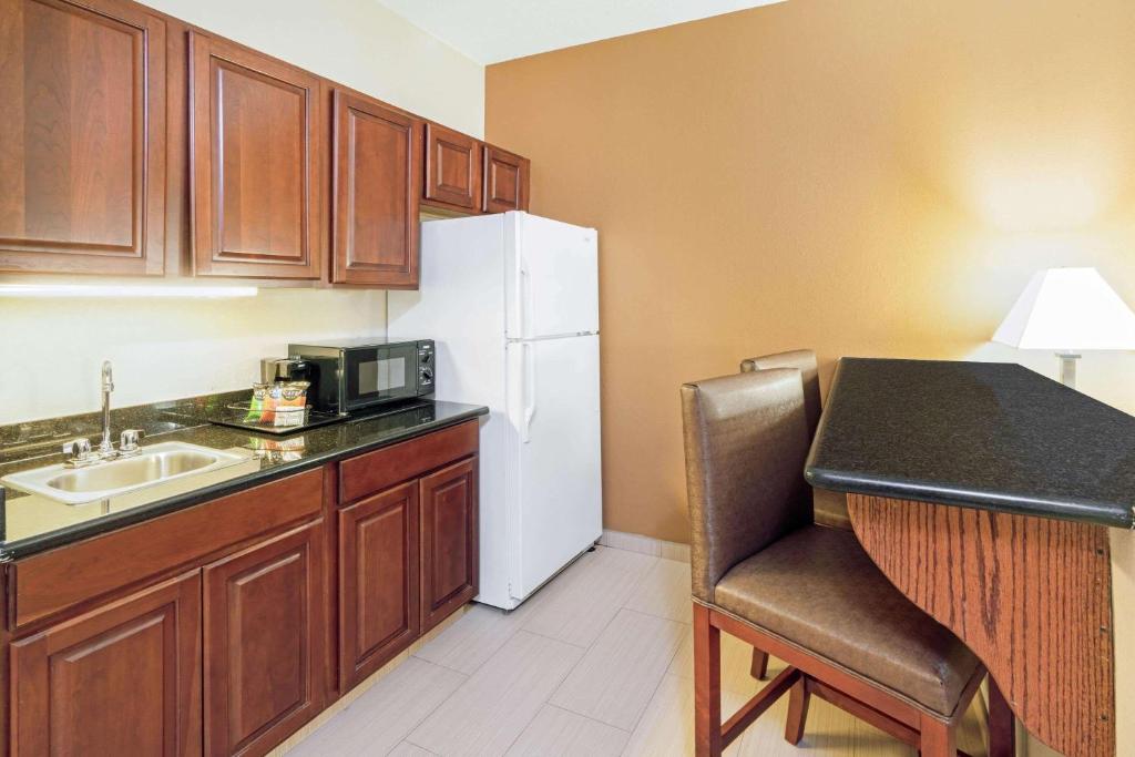 Kuchyň nebo kuchyňský kout v ubytování La Quinta by Wyndham Midwest City - Tinker AFB