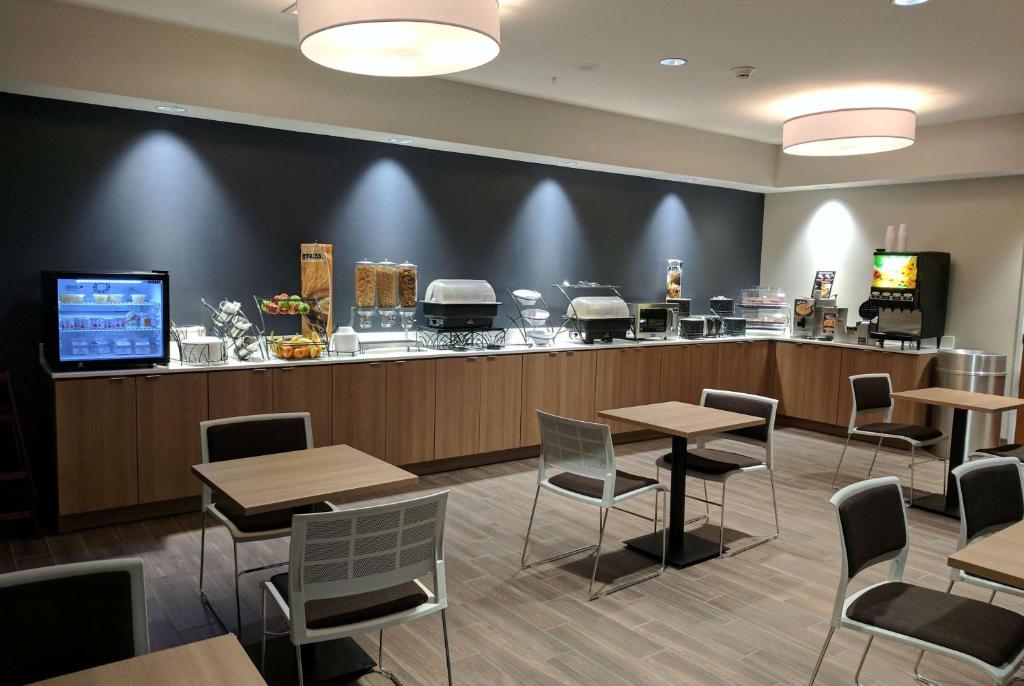 Restaurace v ubytování Microtel Inn & Suites by Wyndham Clarion