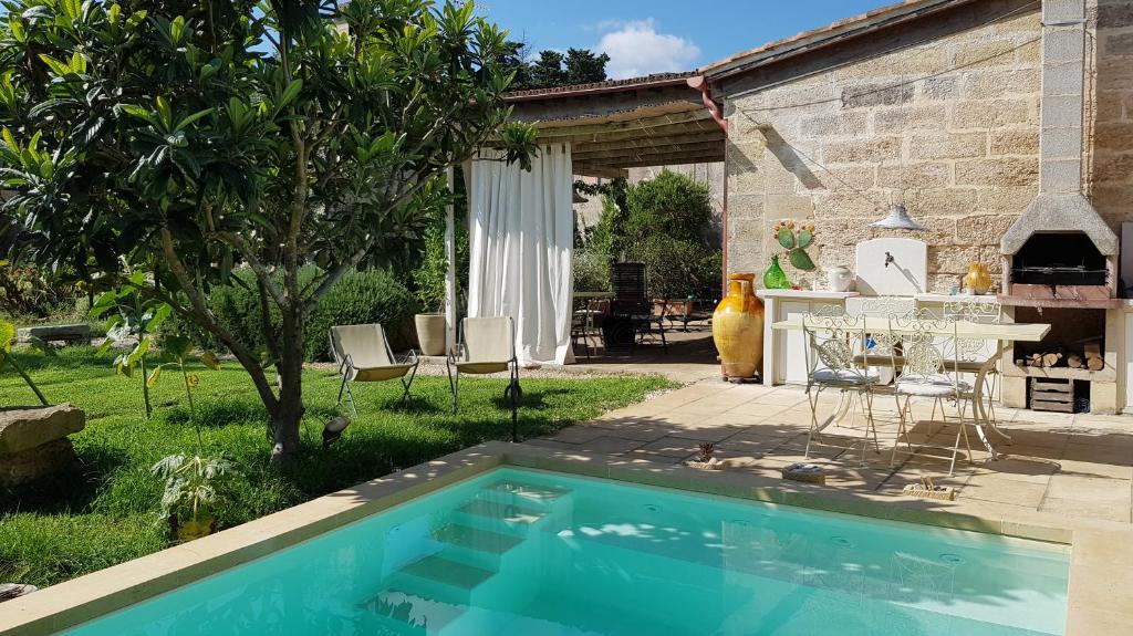 Bazén v ubytování B&B Masseria Dei 12 Granai nebo v jeho okolí