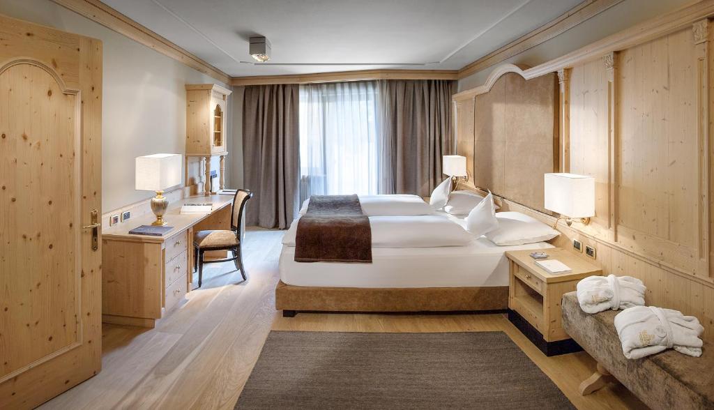Postel nebo postele na pokoji v ubytování Gardena Grödnerhof - Hotel & Spa