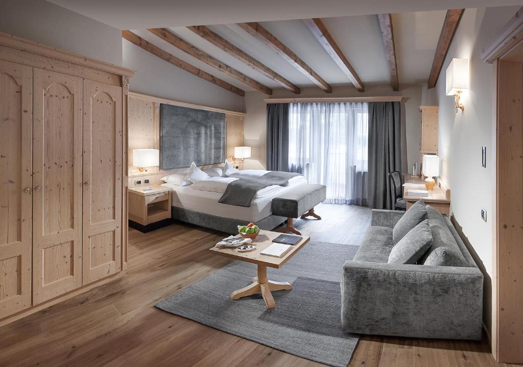 Postel nebo postele na pokoji v ubytování Gardena Grödnerhof - Hotel & Spa